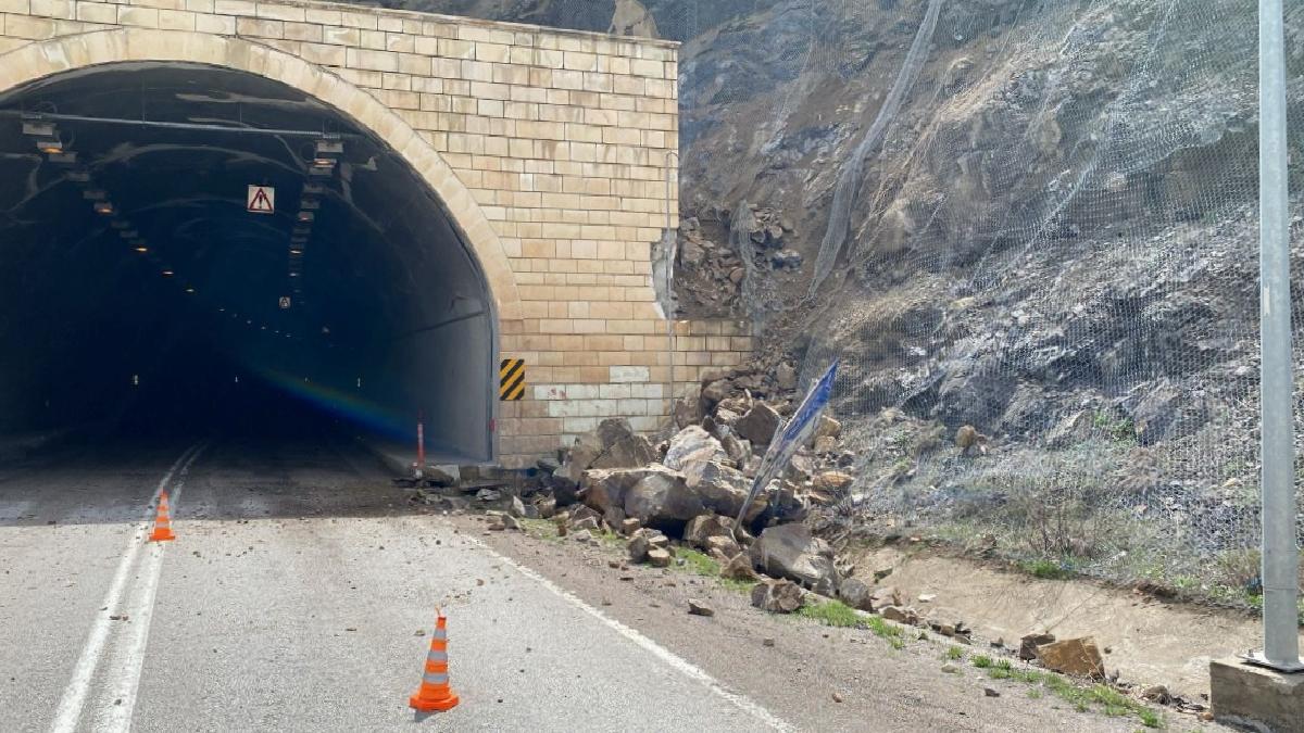 Gümüşhane’de tünel çıkışında heyelan yolu kapattı