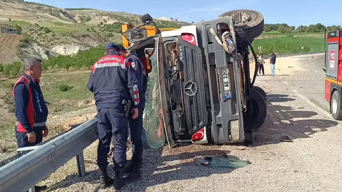 Hafriyat Yüklü Kamyon Devrildi: Sürücü Hayatını Kaybetti