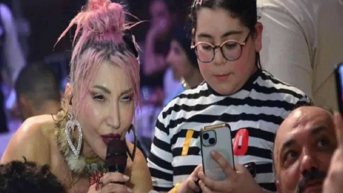 Hande Yener “Abla” diyen hayranına kızdı: “Abla kelimesini kullanmıyoruz”