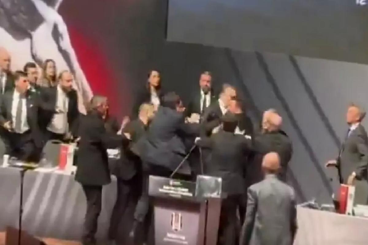 Hasan Arat kürsüde yumruklandı