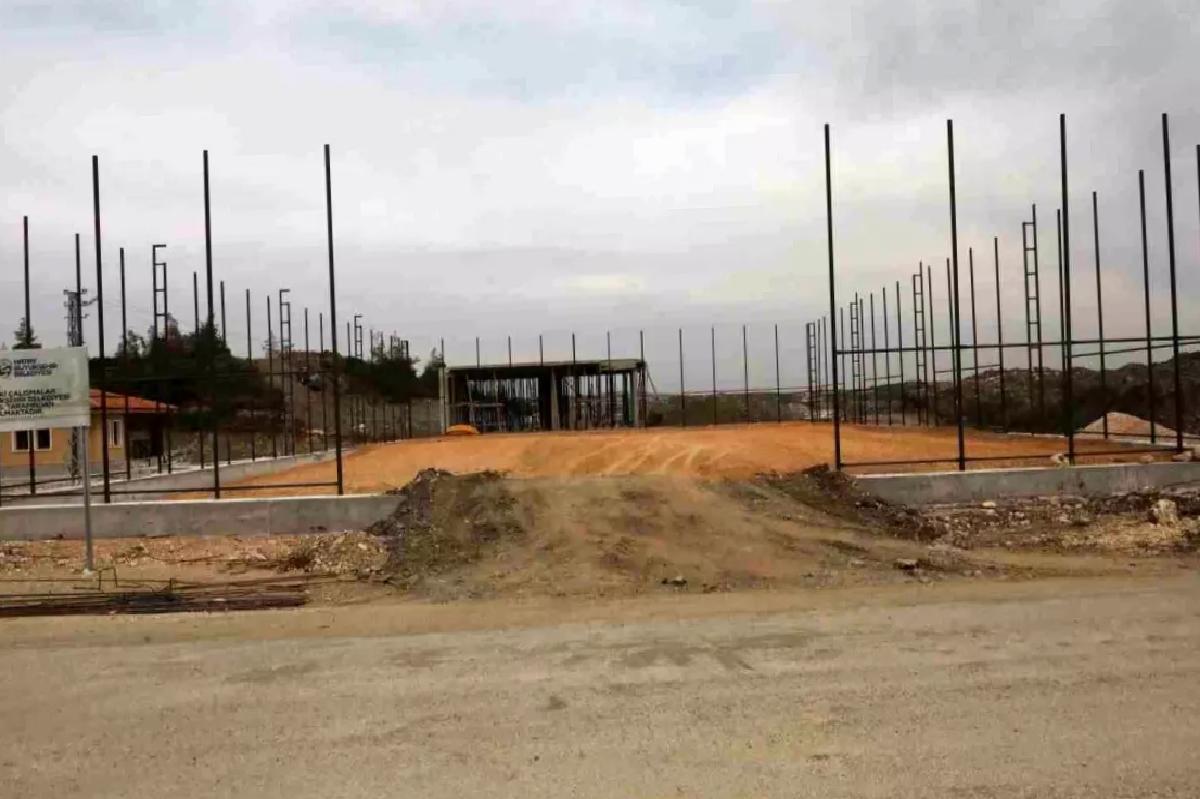 Hatay’da Gençler İçin Modern Halı Saha İnşaatı Devam Ediyor