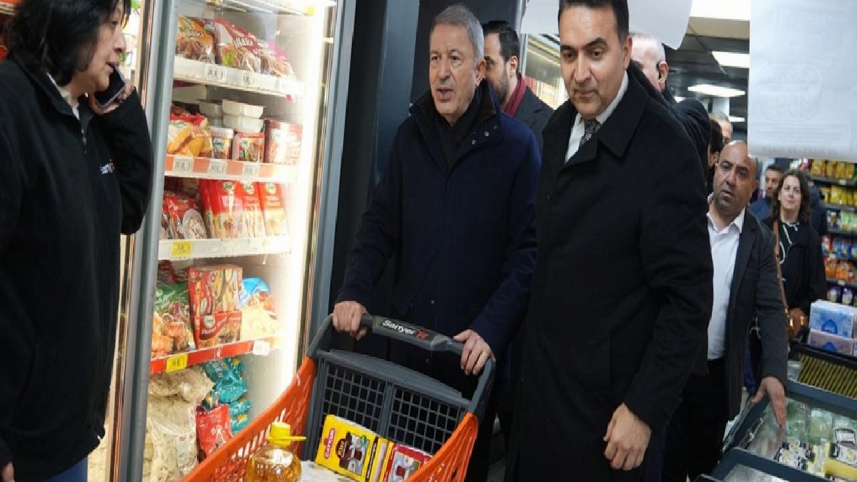 Hulusi Akar’dan ‘boykot’ çağrılarına tepki: Alışverişe çıktı