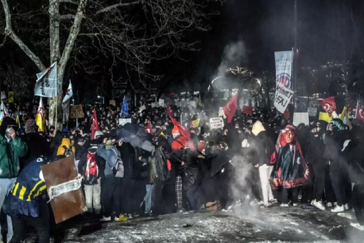 İmamoğlu protestolarına katıldıkları gerekçesiyle yargılanan 30 kişini davası ertelendi