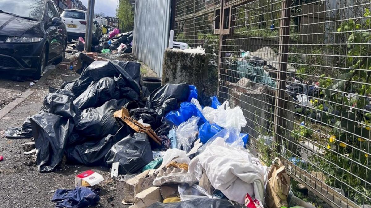 İngiltere’de sokaklarda çöpten dağlar oluştu