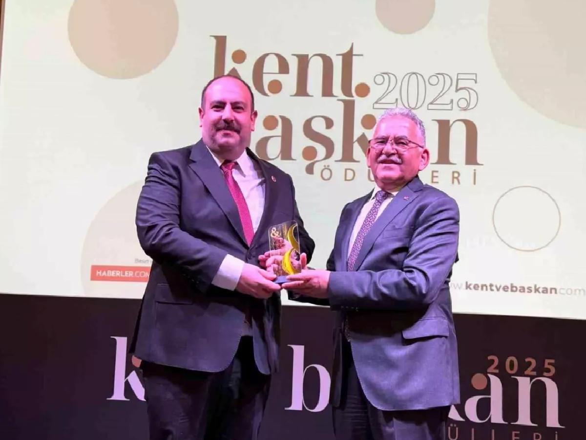 İnönü Belediye Başkanı Serhat Hamamcı, Başarılı Belediye Başkanı Ödülü’nü Aldı