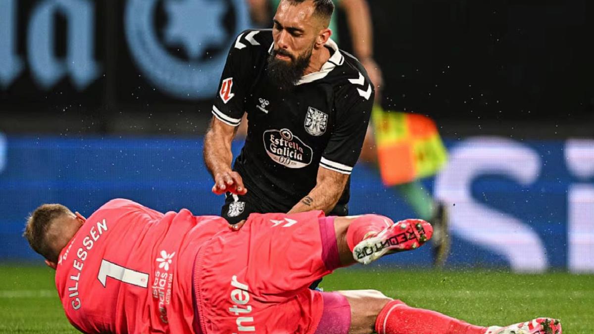 İspanya Ligi’nde rakip oyuncuyla çarpışan kaleci apar topar hastaneye kaldırıldı