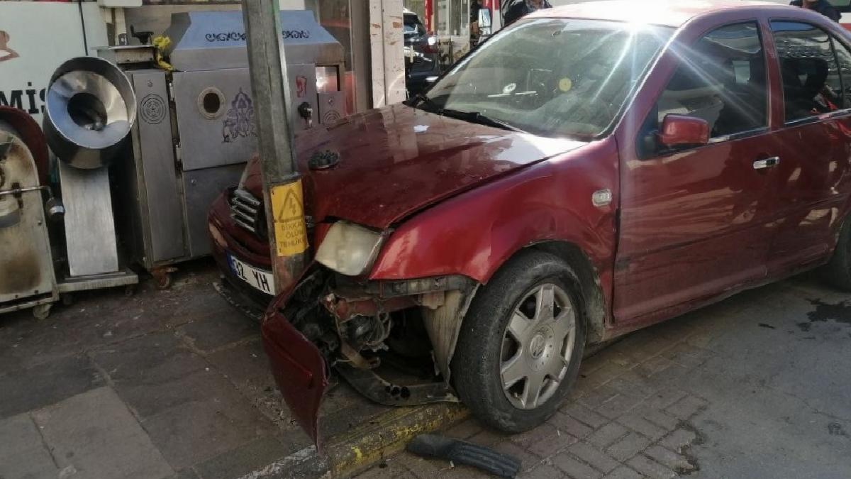 Isparta’da ara sokaktan çıkan ticari araç otomobile çarptı