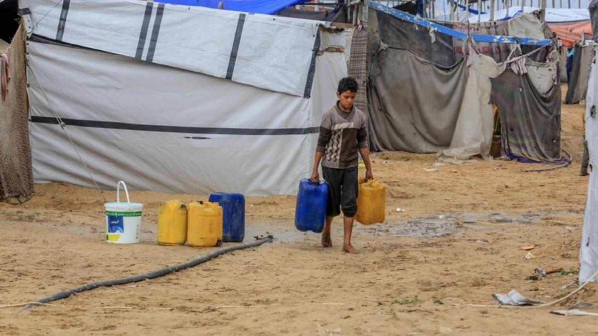 İsrail’in Gazze’deki bombalaması sonucu binlerce insan susuz kaldı