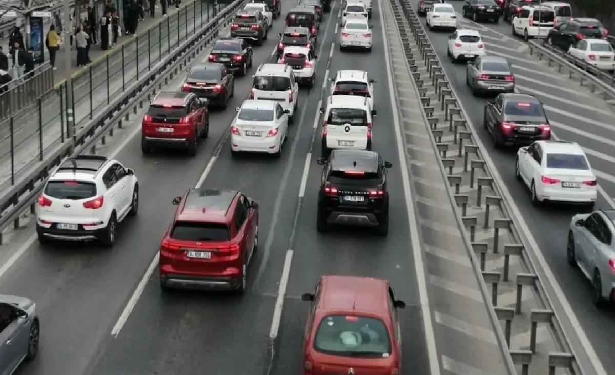 İstanbul’da akşam saatlerinde trafik yoğunluğu yaşanıyor