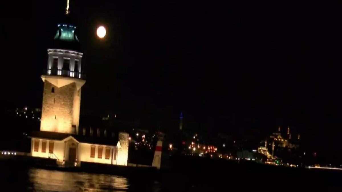 İstanbul’da baharın habercisi ‘Pembe Ay’ görsel şölen oluşturdu