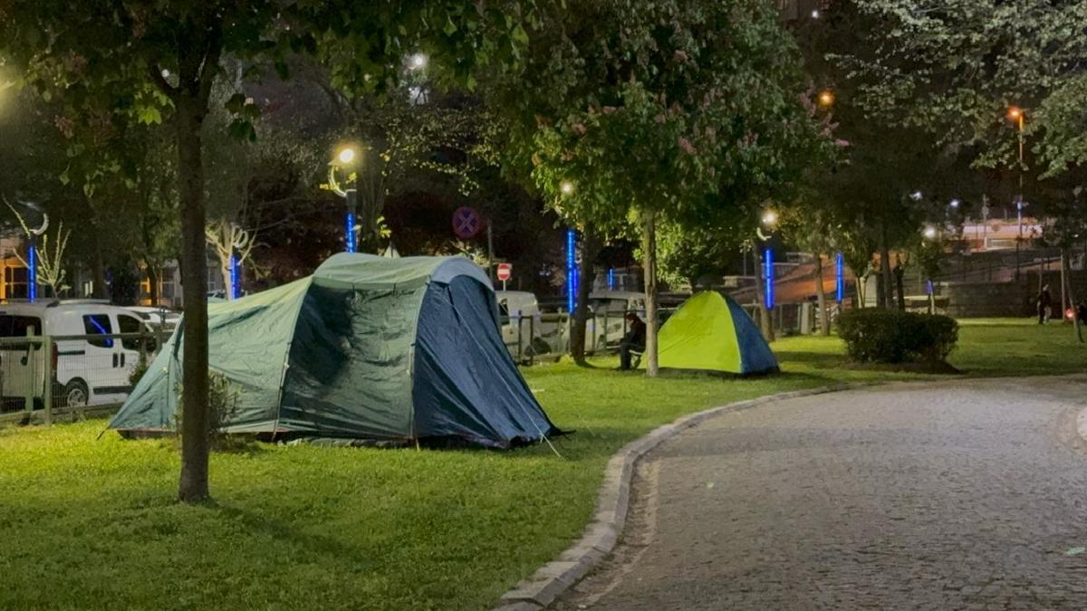 İstanbul’da bazı vatandaşlar deprem korkusuyla bu geceyi de dışarıda geçirdi