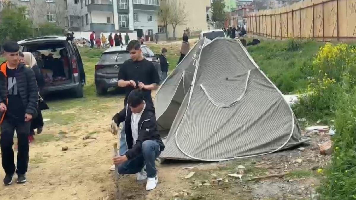İstanbul’da deprem sonrası vatandaşlar parkta çadır kurdu