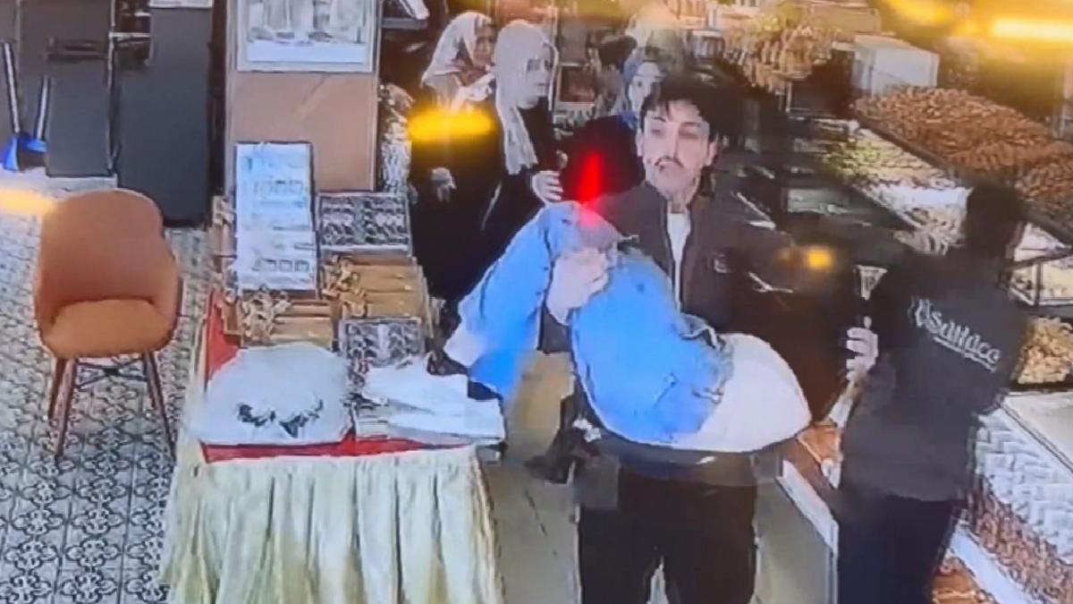 İstanbul’da depremde canını hiçe sayıp, bayılan müşteriyi kurtardı