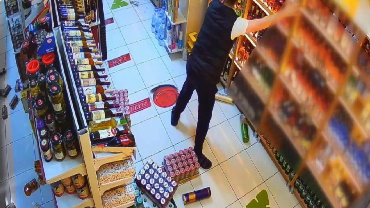 İstanbul’da depremden kaçmak yerine raflardaki ürünleri tuttu