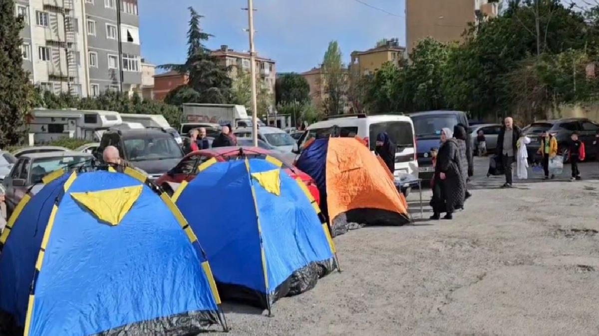 İstanbul’da depremin ardından parklarda çadır hazırlığı