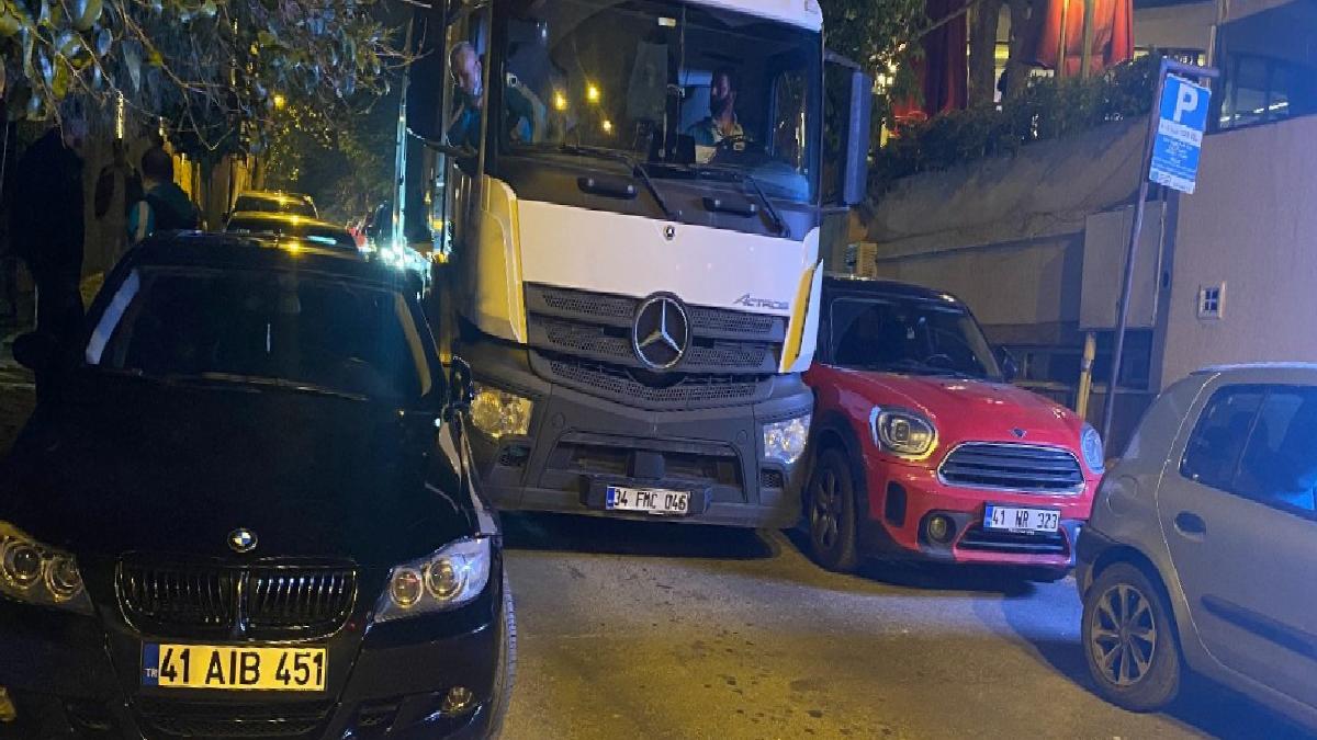 İstanbul’da hatalı park edilen aracı çevredekiler elleriyle taşıdı