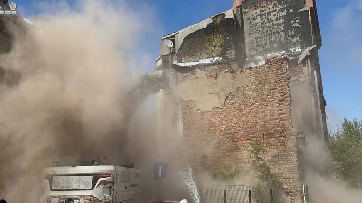 İstanbul’da metruk bina depremde kısmen çöktü
