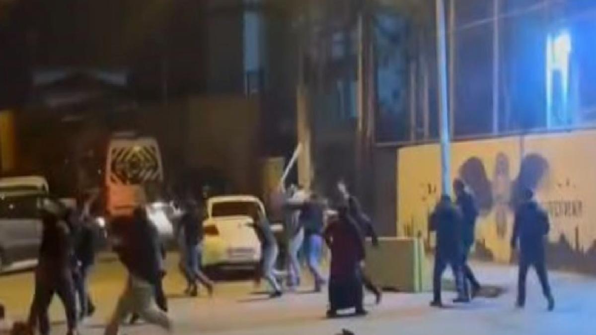 İstanbul’da polis merkezi önünde sopalı kavga