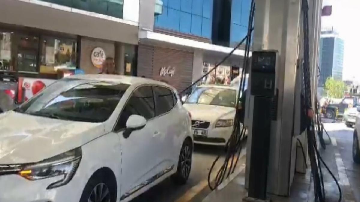 İstanbul’daki deprem sonrası insanlar benzin istasyonlarına akın etti