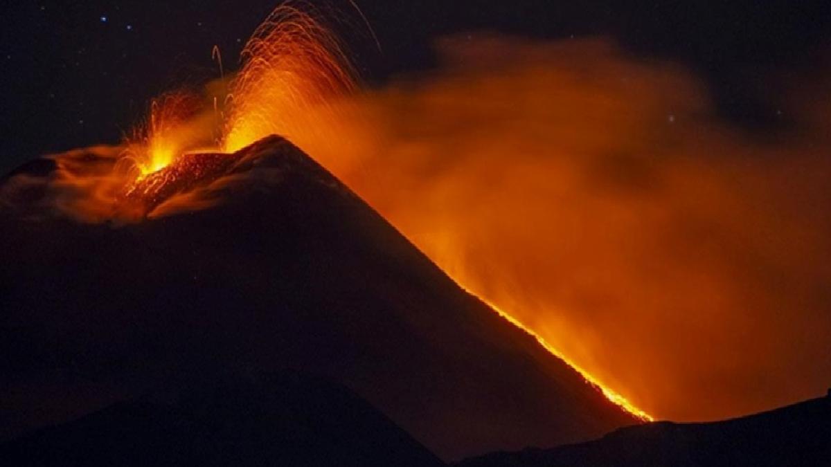 İtalya’da Etna Yanardağı güçlü şekilde kül ve lav püskürttü