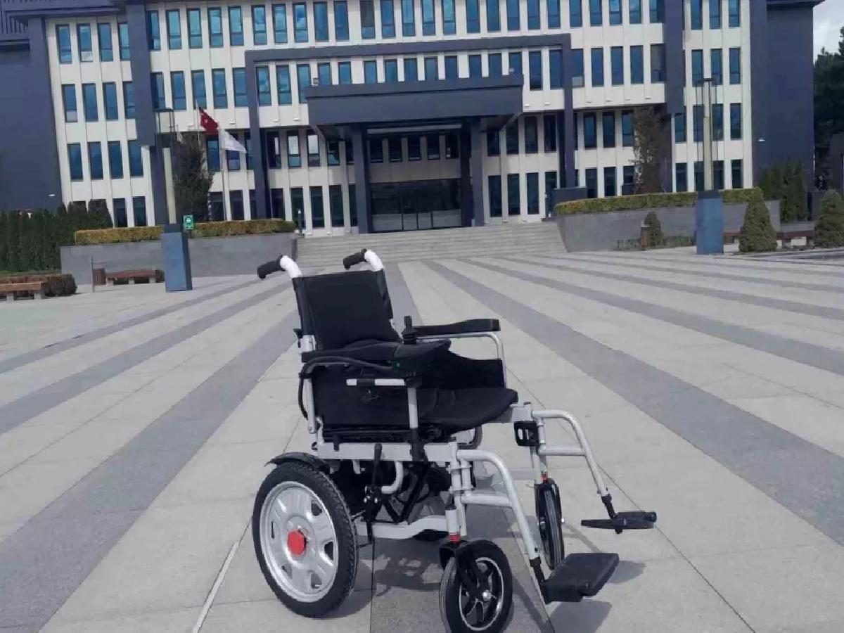 İyilik Ailesi Derneği’nden Engelli Bireylere Destek