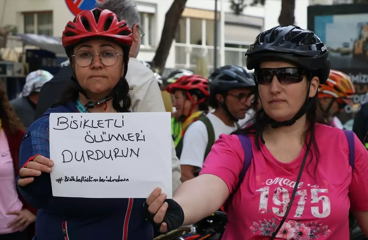 İzmir’de bisikletliler, Büyükşehir Belediye Başkanı Tugay’ı protesto etti