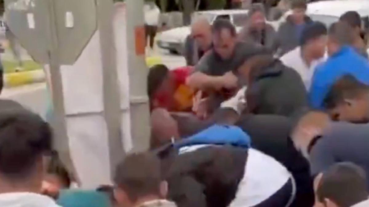 İzmir’de tır devrildi, alkollü içecekleri kapma yarışı başladı