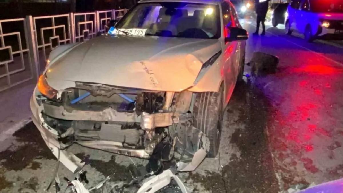 İzmit’te kontrolü kaybeden otomobil kaza yaptı