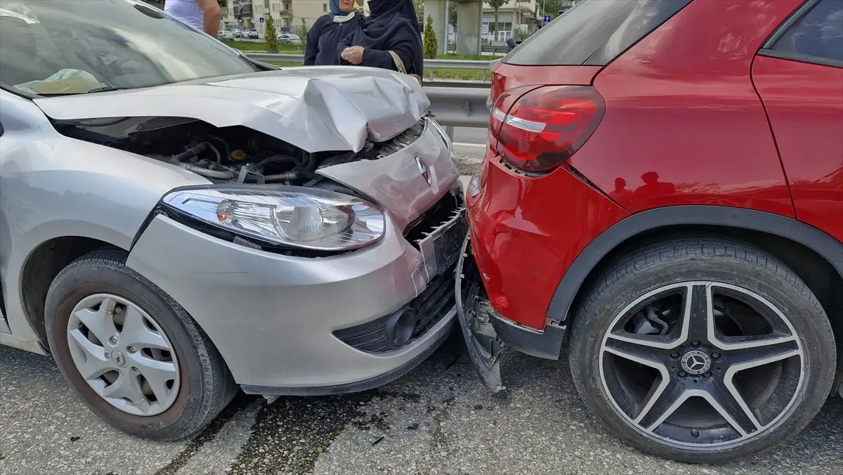 İzmit’te Zincirleme Kaza: 3 Yaralı