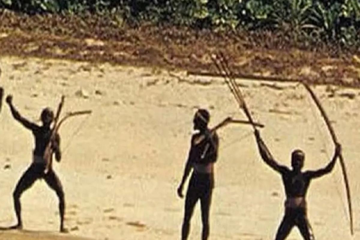 İzole kabileye kola hediye eden turist, tutuklandı