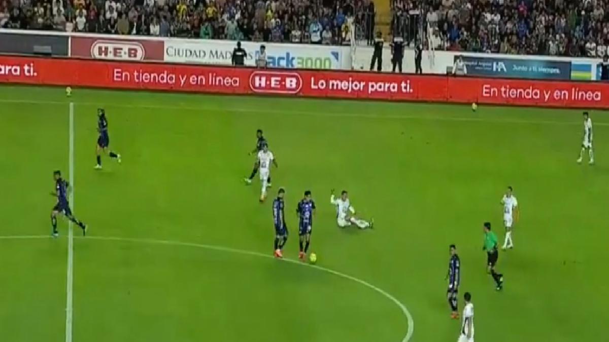 James Rodriguez, hakeme krampon fırlattı