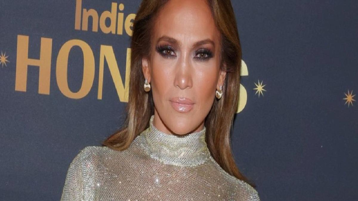 Jennifer Lopez’in baş aksesuarı gündem oldu! Kızılcık Şerbeti’nin Asude Hanım’ına benzetildi