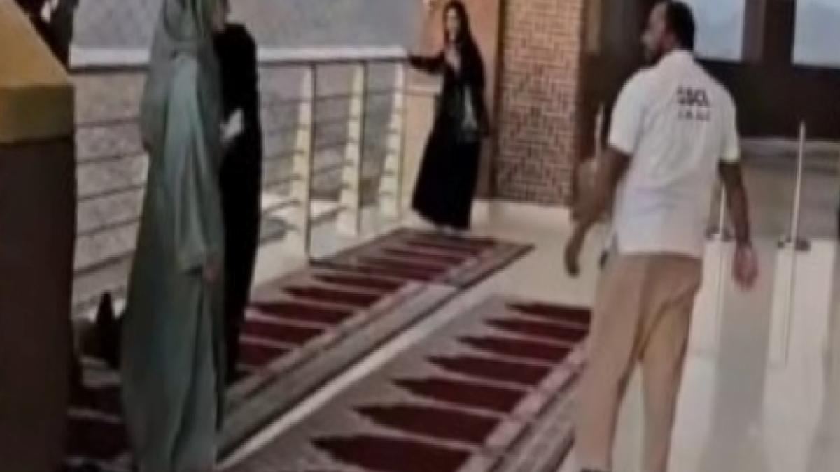 Kabe’ye otelin balkonundan bakarak namaz kıldı