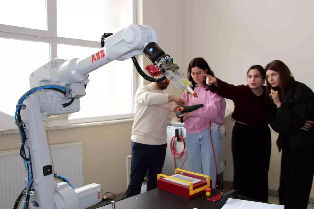 Kadın Girişimciliği Desteklemek İçin Endüstriyel Robot Operatörlüğü Eğitimi Başladı