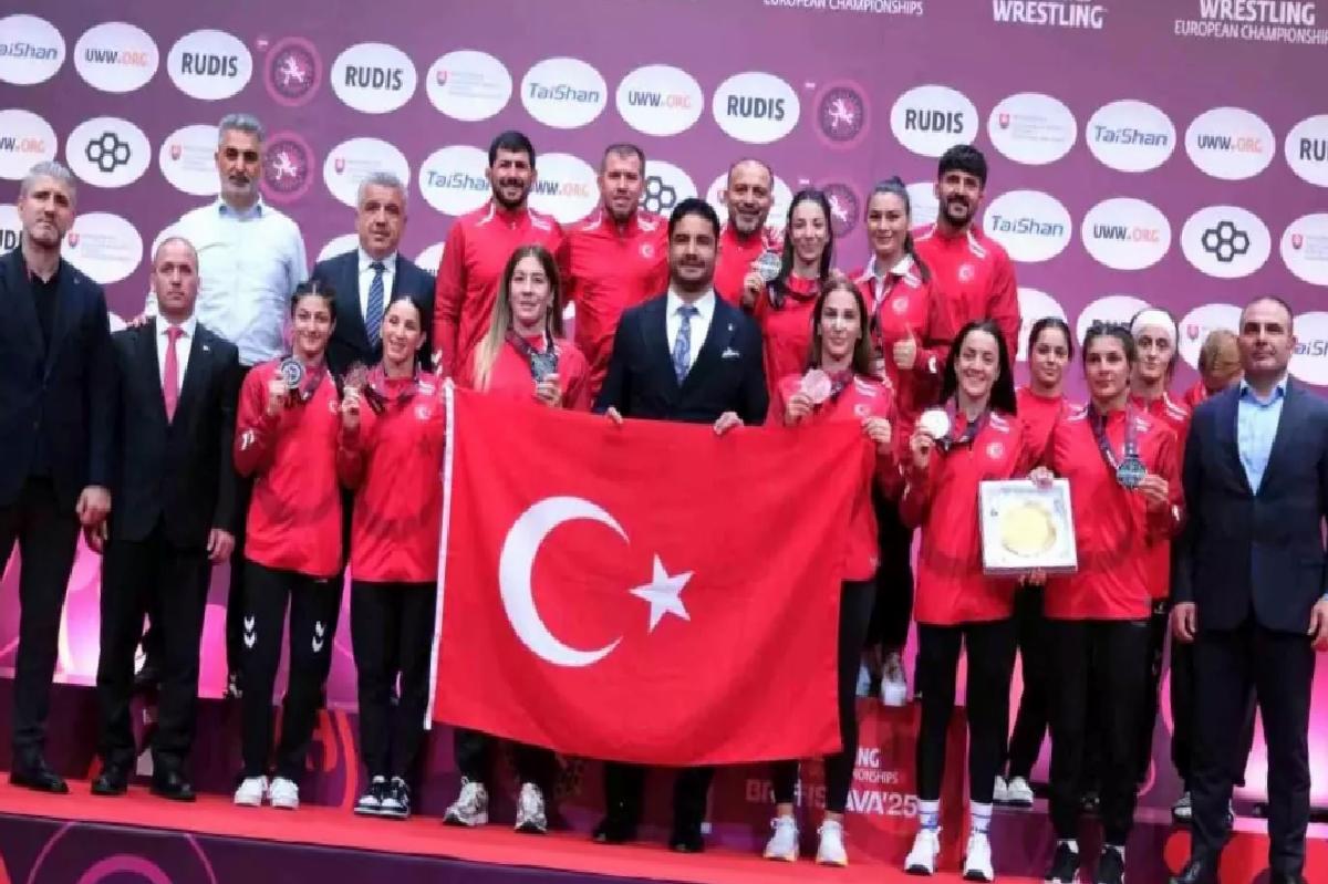 Kadın Güreşçilerden Tarihi Başarı