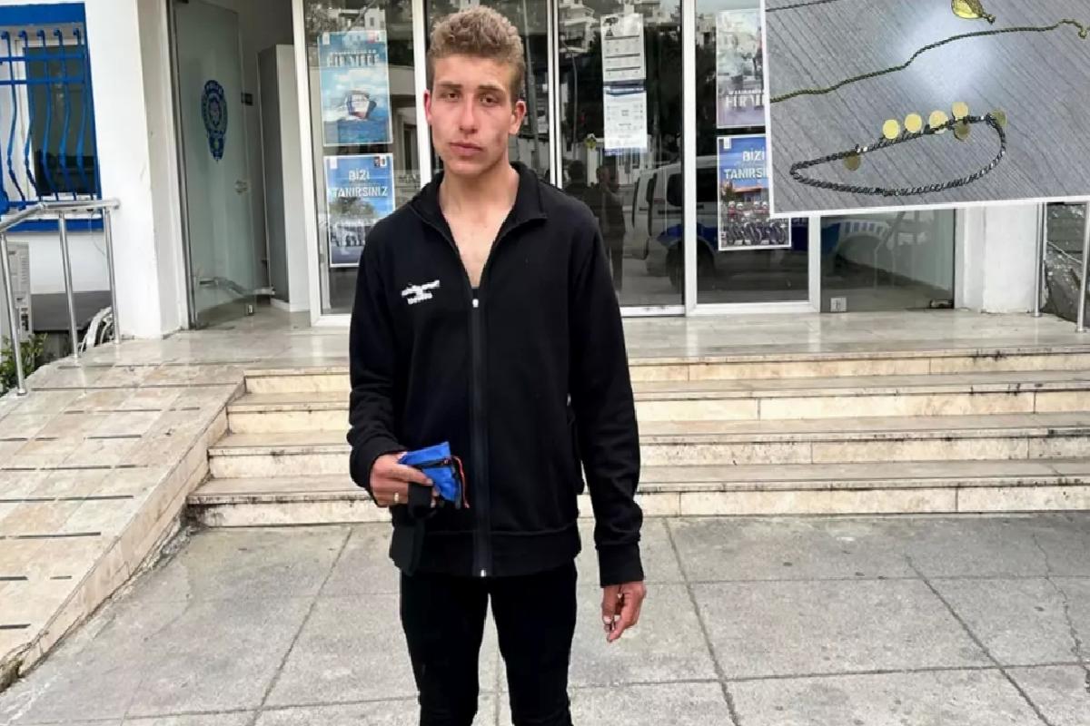 Kağıt toplayıcısı bulduğu ziynet eşyalarını teslim etti, polis restoranda işe yerleştirdi