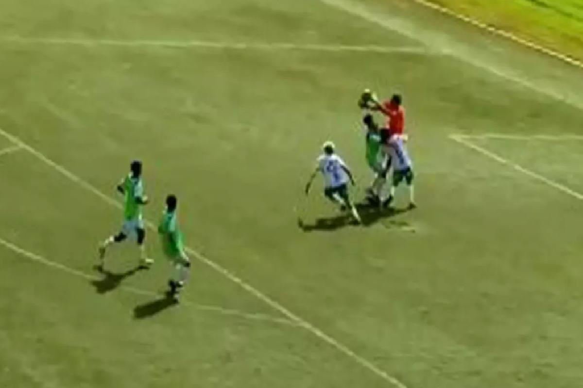 Kaleciyle çarpışan genç futbolcu hayatını kaybetti