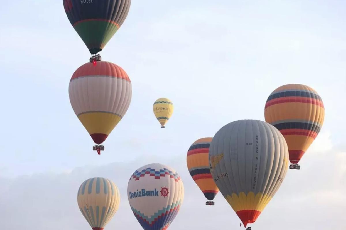 Kapadokya’da Bayraklı Balon Uçuşları