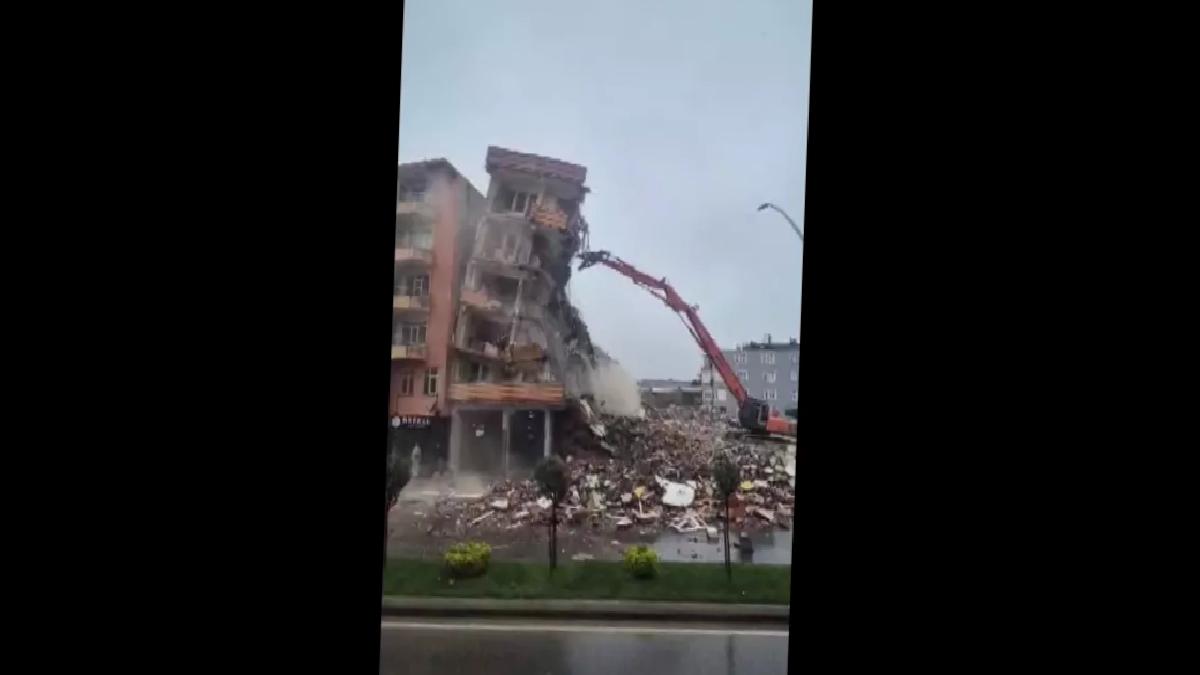 Karasu’da Yıkım Anında Bina İş Makinesine Devrildi