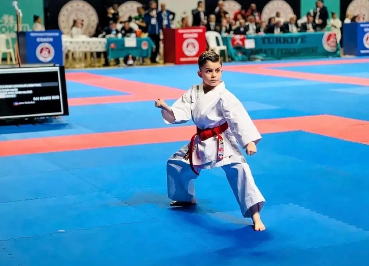 Karate şampiyonasında birinci olan Deniz Aydemir milli takıma vize aldı