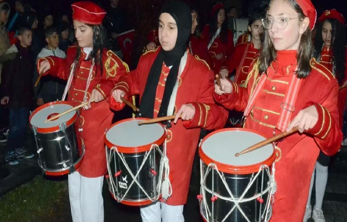 Kars’ta “23 Nisan Fener Alayı” düzenlendi