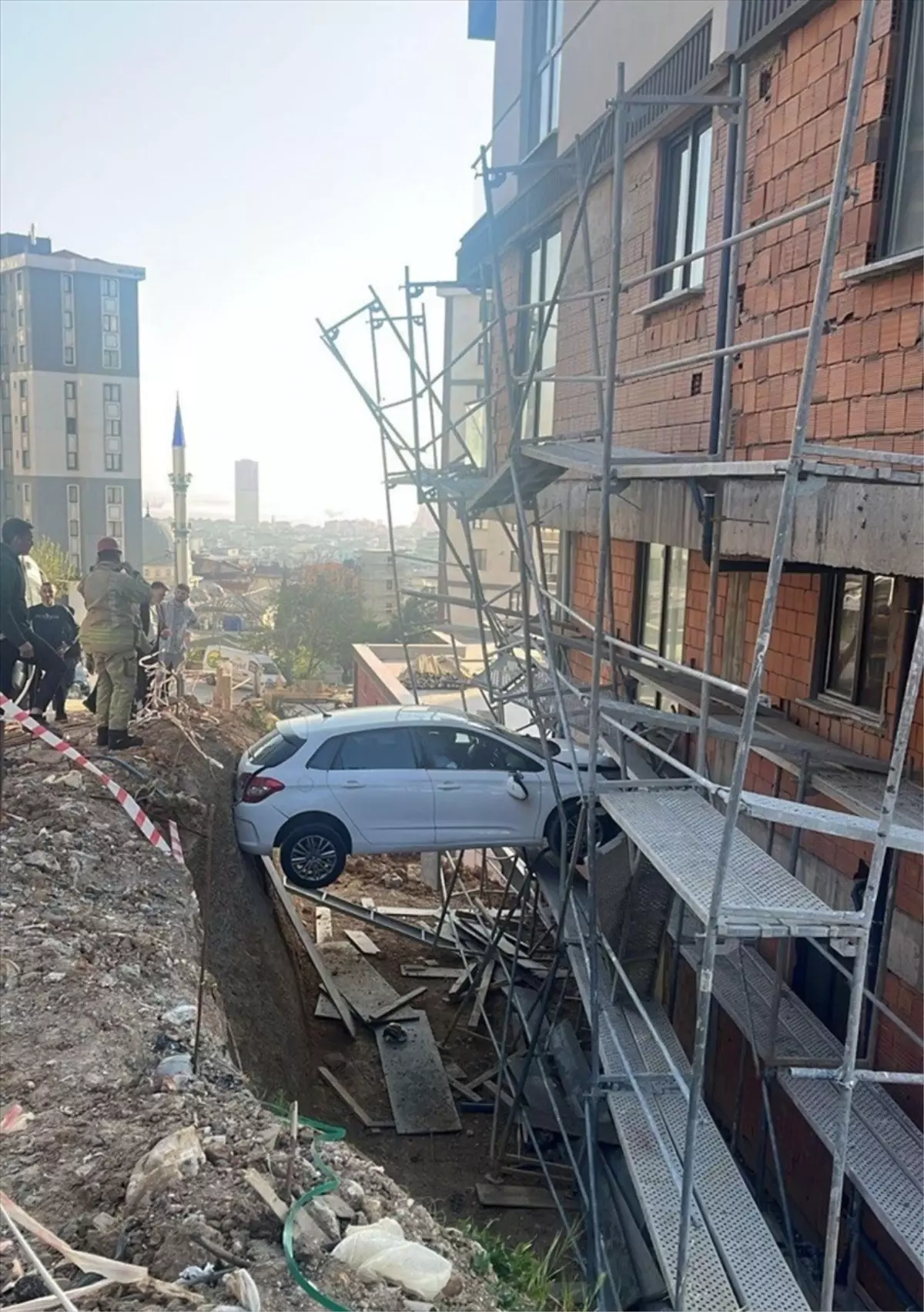 Kartal’da araç inşaat ile duvar arasında sıkıştı