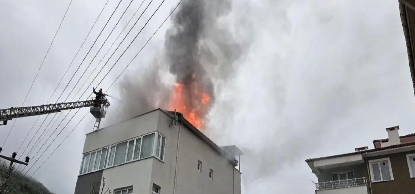 Kastamonu Cide’de Apartman Yangını İtfaiye Ekipleri Tarafından Söndürüldü