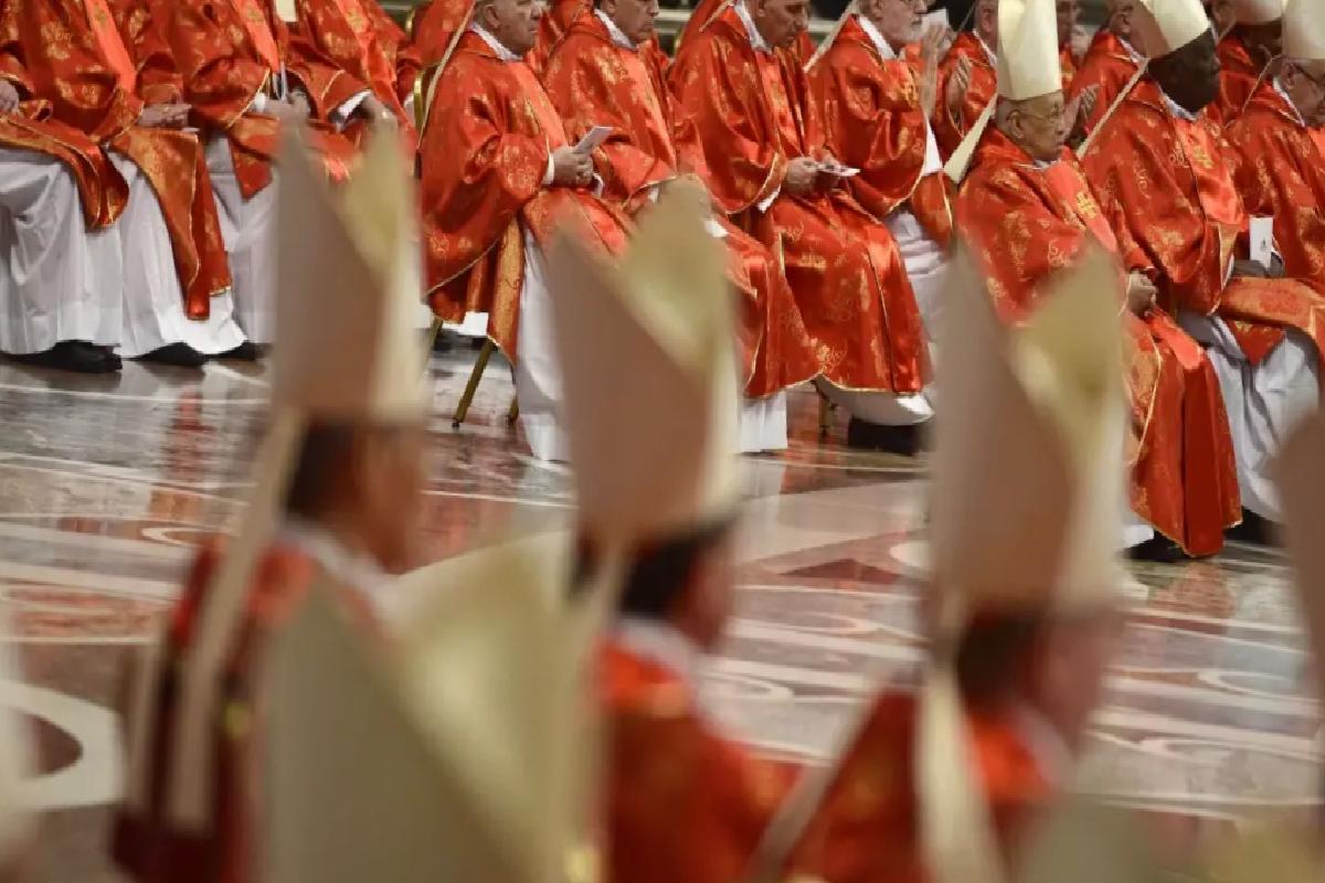 Katolik Dünyasının En Yüksek Makamı: Papalık Nedir?