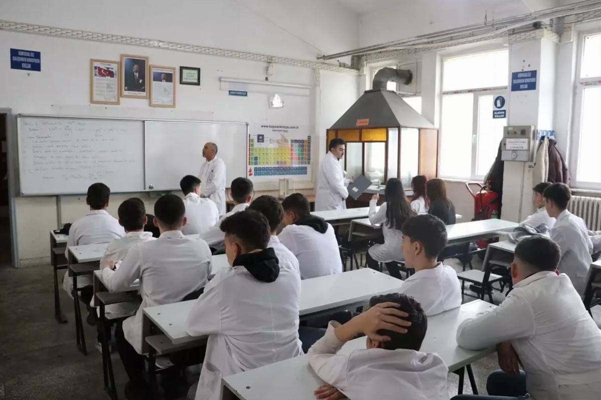 Kayseri Lisesi Temizlik Ürünleri Üretiyor