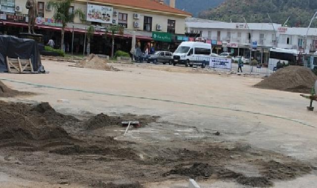 Kemer Cumhuriyet Meydanı turizm sezonuna hazırlanıyor