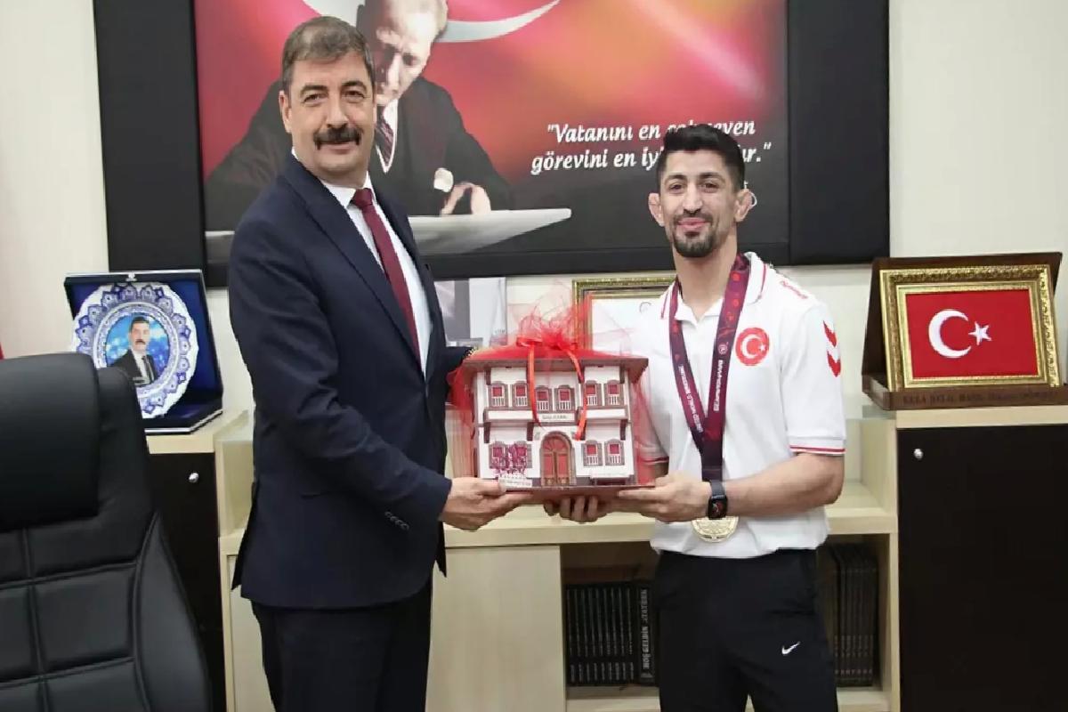 Kerem Kamal, Kula’da Şampiyon Gibi Karşılandı