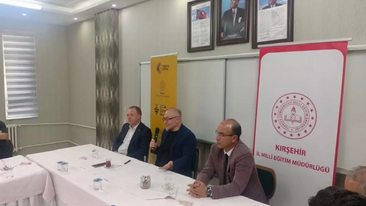Kırşehir’de Eğitimde Türk Edebiyatı ve Biyografi Tartışıldı