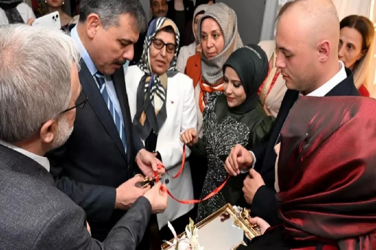 Kız istemeye Vali’de katıldı