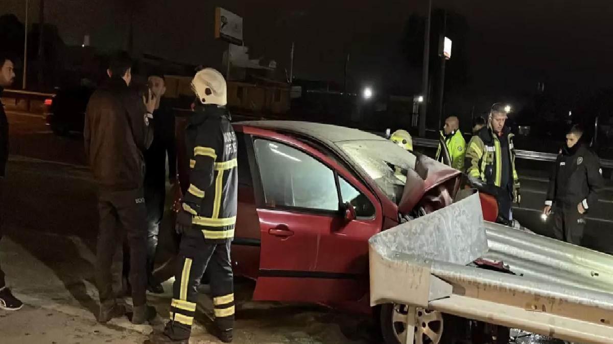 Kocaeli’de Barriyerlere Çarpan Araçta Yangın